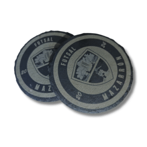 Posavasos de pizarra con el escudo del club